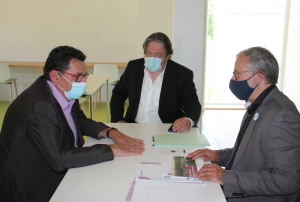 « Entame d’une partie de cartes ? Retrouvailles entre amis après la sortie de crise ? Non, tout bonnement, un entretien de la meilleure des factures autour de l’économie et des potentialités industrielles offertes par le département de l’Yonne. Avec en maître du jeu, l’un de ses spécialistes, Jean-Marc DENIS (à gauche) sous le regard de Christian DUCHET, pour le bâtiment. Denis THURIOT (à droite), tête de liste de la majorité présidentielle prend bonne note de la réalité entrepreneuriale de notre territoire… ».