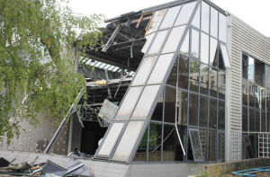 « La démolition du « Phare », de plusieurs bâtiments et d’un parking en sous-sol entamée ce jour a pour objectif de rendre le quartier de Sainte-Geneviève à Auxerre plus attractif en donnant une place importante à l’éducation. Une cité scolaire sortira de terre à cet endroit, un projet qui a bénéficié de subventions de l’ANRU à hauteur de 98 % ».