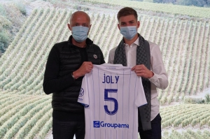 « Le jeune joueur de vingt ans place le curseur toujours plus haut après la signature de son premier contrat professionnel avec l’équipe réserve de l’AJ Auxerre. Parmi ses objectifs : évoluer dès qu’il le pourra en Ligue 2… ».