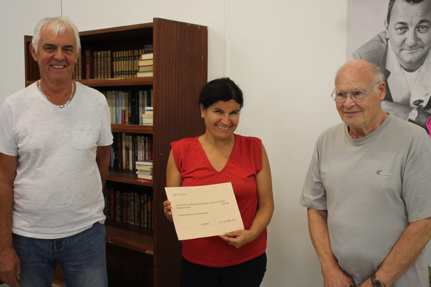 « La gérante du « Cercle », Naïma LECLERC, à Auxerre est radieuse aux côtés de Michel PANNETIER et Alain SAUVION : la vente d’une trentaine de toiles du regretté artiste peintre Pierre GIRARDIN rapporte 6 550 euros aux Restos du Cœur de l’Yonne. Un équivalent de deux mille repas… ».