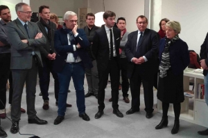 « Lors de sa visite aux entrepreneurs d’une quinzaine de start-ups, Marie-Guite DUFAY, présidente de la Région Bourgogne Franche-Comté, a rappelé que l’organe institutionnel investissait massivement en faveur du développement des infrastructures et de l’économie numérique grâce au Très haut débit et à l’accompagnement des entreprises… ».