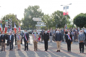 « L’heure au recueillement et aux souvenirs lundi soir Place du monument aux morts à Auxerre. De nombreuses personnalités politiques dont le Secrétaire d’Etat en charge de l’Europe et des Affaires étrangères Jean-Baptiste LEMOYNE assistaient à la 76ème commémoration de la Libération de la capitale de l’Yonne, survenue le 24 août 1944… ».