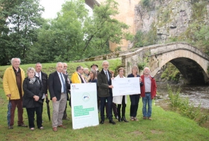 « Le mythique pont de pierre où fut tourné l’une des scènes cocasses de « La Grande Vadrouille » va bénéficier de travaux de restauration et de sécurisation à partir de septembre. L’Etat a remis une subvention de 180 000 euros dans ce projet qui en coûtera in fine 300 000 euros hors taxes… ».