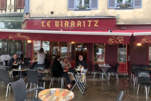 « Qu’il vente ou qu’il pleuve, les Auxerrois de tout âge ont pris bonne note du rendez-vous pour la réouverture des terrasses. Heureux de vivre ce 19 mai, les fidèles et les moins habitués se sont arrêtés pour boire un verre ou déjeuner. Le lien social reprend du service ! ».