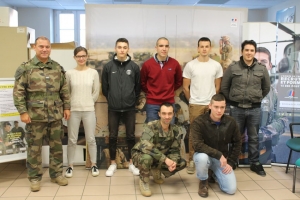 « Une dizaine de nouvelles recrues, originaires de l’Yonne et de Côte d’Or, rejoignent les rangs de l’armée de terre et ses diverses possibilités professionnelles. Combattants, cuisiniers, pilotes, personnes affectées aux services de renseignements, de communication ou de transmission, tous ne rêvent que d’aventures et de dynamique dans leur existence. Un vœu pieu que l’armée de terre semble pouvoir exhausser… ».