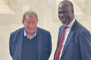 « Instant de grâce entre deux ambassadeurs à l’Abbaye Saint-Germain auxerroise ce mardi après-midi ! Celui de l’AJ Auxerre, Guy ROUX et son Excellence l’ambassadeur de la Côte d’Ivoire en France et à Monaco Maurice KOUAKOU BANDAMAN. Ils ont pu échanger quelques mots autour du football avant de poser pour l’éternité… ».