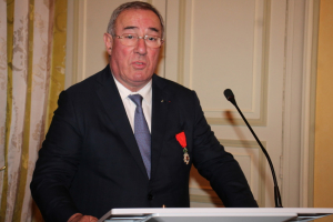 « La Société des membres de la Légion d’honneur va célébrer ce dimanche à Joigny le centième anniversaire de son existence. Autour d’un invité de marque, le médecin explorateur Jean-Louis ETIENNE. Et en présence de nombreuses personnalités du sérail…Baudoin DELFORGE, président du comité Yonne officiera au pupitre… ».