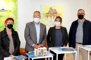 « Les deux candidats, Isabelle JOAQUINA et Christophe BONNEFOND entourés de leurs suppléants, Marie-Claude MOREAU et Stéphane ANTUNES, partent à la reconquête du canton d’Auxerre 3 sous l’égide de la majorité départementale. Mais, cette fois-ci, leurs vœux seraient de dérouler uniquement leurs projets et pas ceux de leurs prédécesseurs pour le bien de l&#039;attractivité… ».