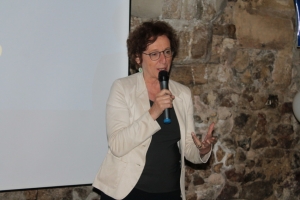 « Citant volontiers les écrits du journaliste américain Mark TWAIN et sa célèbre phrase « ils ne savaient pas que c’était impossible alors ils l’ont fait... », la ministre du Travail Muriel PENICAUD a évoqué avec moult exemples les grands enjeux qui attend le continent européen. Présente à Sens il y a quelques jours pour clore la campagne officielle, elle a rappelé qu’il était temps de tirer l’Europe sociale et économique vers le haut, afin de la rendre plus juste et plus forte, dans l’intérêt de sa population. Ramener le mode opératoire du Parlement européen à hauteur des femmes et des hommes représente une impérieuse nécessité pour la représentante du gouvernement qui a vanté le programme ERASMUS… ».