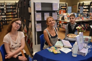 « La scénariste et comédienne débordant d’humour Céline HOLYNSKI a fait une halte remarquée chez CULTURA lors de la séance de dédicaces où elle y a présenté son dernier opus. Vouvoiement proscrit avec l’artiste qui emploie à bon escient le « tu » pour détendre l’atmosphère ! ».