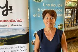 « L’ex-députée de la troisième circonscription Michèle CROUZET croque la vie avec bel appétit ! Instigatrice de l’opération culinaire « Grand Repas », elle fait de l’amélioration de la qualité alimentaire l’une de ses priorités… ». 