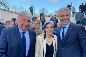 « Est-elle intimidée par la présence de ces deux incontournables de la politique nationale ? En tout cas, Arminda GUIBLAIN, maire de Monéteau, commune qui accueillait vendredi après-midi un meeting de soutien à Valérie PECRESSE, a pris la pose le temps d’un cliché souvenir… ».