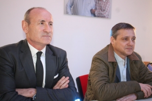 « Convergence d’intérêts et combat commun face au maire actuel pour les deux figures du centre droit que représentent à Auxerre Pascal HENRIAT (MoDem) et Crescent MARAULT. Le premier qui s’était accordé le temps de la réflexion vient d’officialiser son soutien et intégration parmi l’équipe du second, qui fédère les forces de la droite traditionnelle (UDI, Les Républicains). Un objectif : réveiller Auxerre au plan économique et qualité de vie ! ».