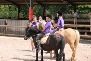 « La fédération nationale des PEP (Pupille de l’enseignement public) a jeté son dévolu cet été sur le remarquable site équestre FORMANOIR du Domaine du Grand Palteau pour y déployer le dispositif des « colos apprenantes », concept financé par l’Etat et les collectivités. L’endroit accueille en permanence et dans le respect des consignes sanitaires des enfants de quartiers populaires et des milieux ruraux. D’Ile-de-France et de l’Yonne… ».